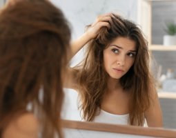 Почему волосы быстро выглядят грязными и что с этим делать