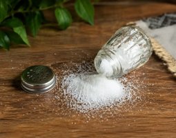 Почему рассыпанную соль считали плохим знаком