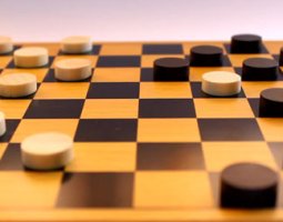 Как поэтапно играть в русские шашки: правила для начинающих детей
