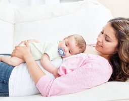 Сколько по времени и когда можно начинать гулять с новорожденным